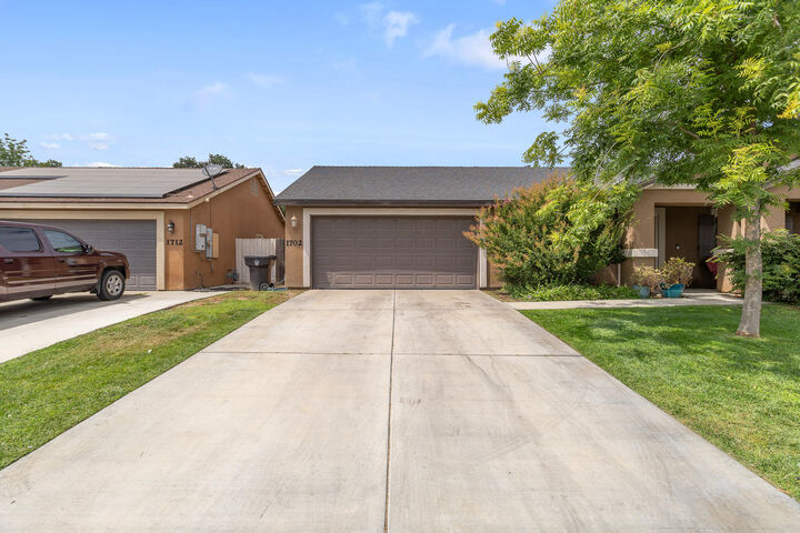Property Photo:  1702 Capistrano Avenue  CA 93274 
