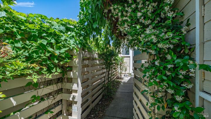Property Photo: 1560 Grenache Way CA 95403