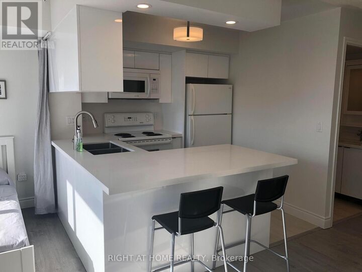 Property Photo:  909 Bay Street 1704  ON M5S 3G2 