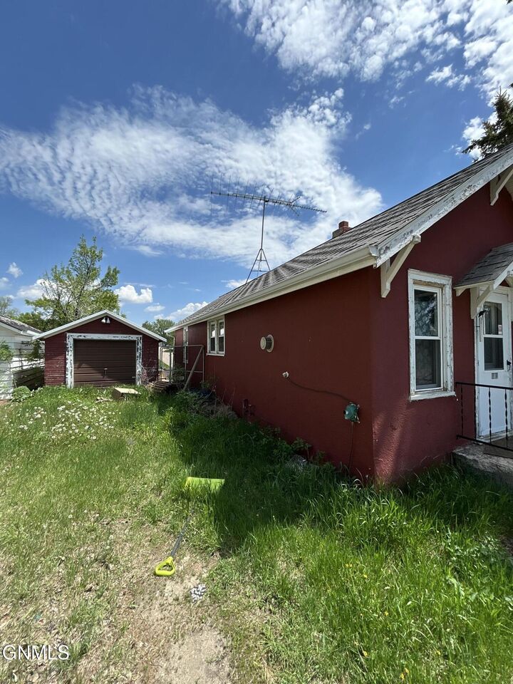 Property Photo: 422 1st Avenue E ND 58442