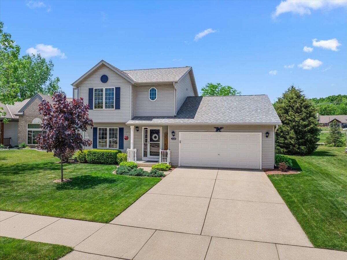 Property Photo: 1514 Ravine Forest Dr WI 53090