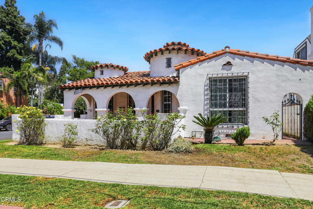 Property Photo:  1544 Angelus Avenue  CA 90026 