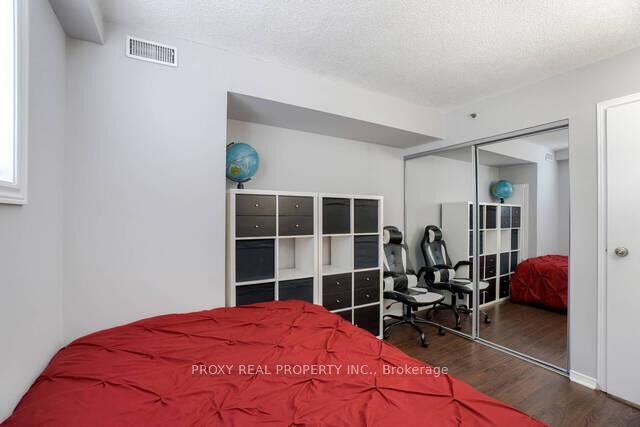 Property Photo: 75 Weldrick Road E 829 ON L4C 0H9