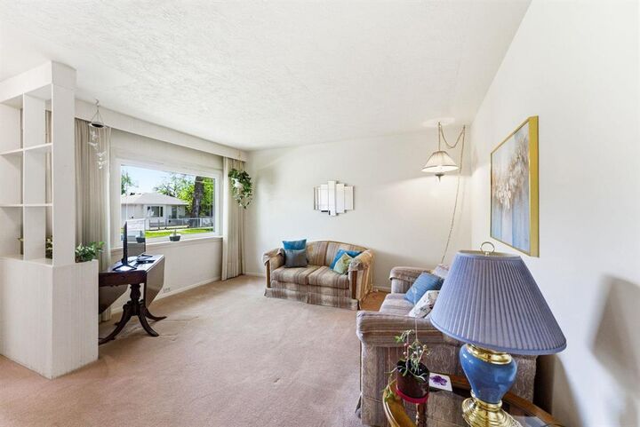 Property Photo:  423 Seven Oaks Avenue  MB R2V 0L5 