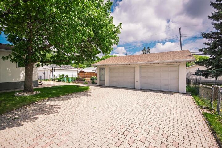 Property Photo:  659 Isbister Street  MB R2Y 1P9 