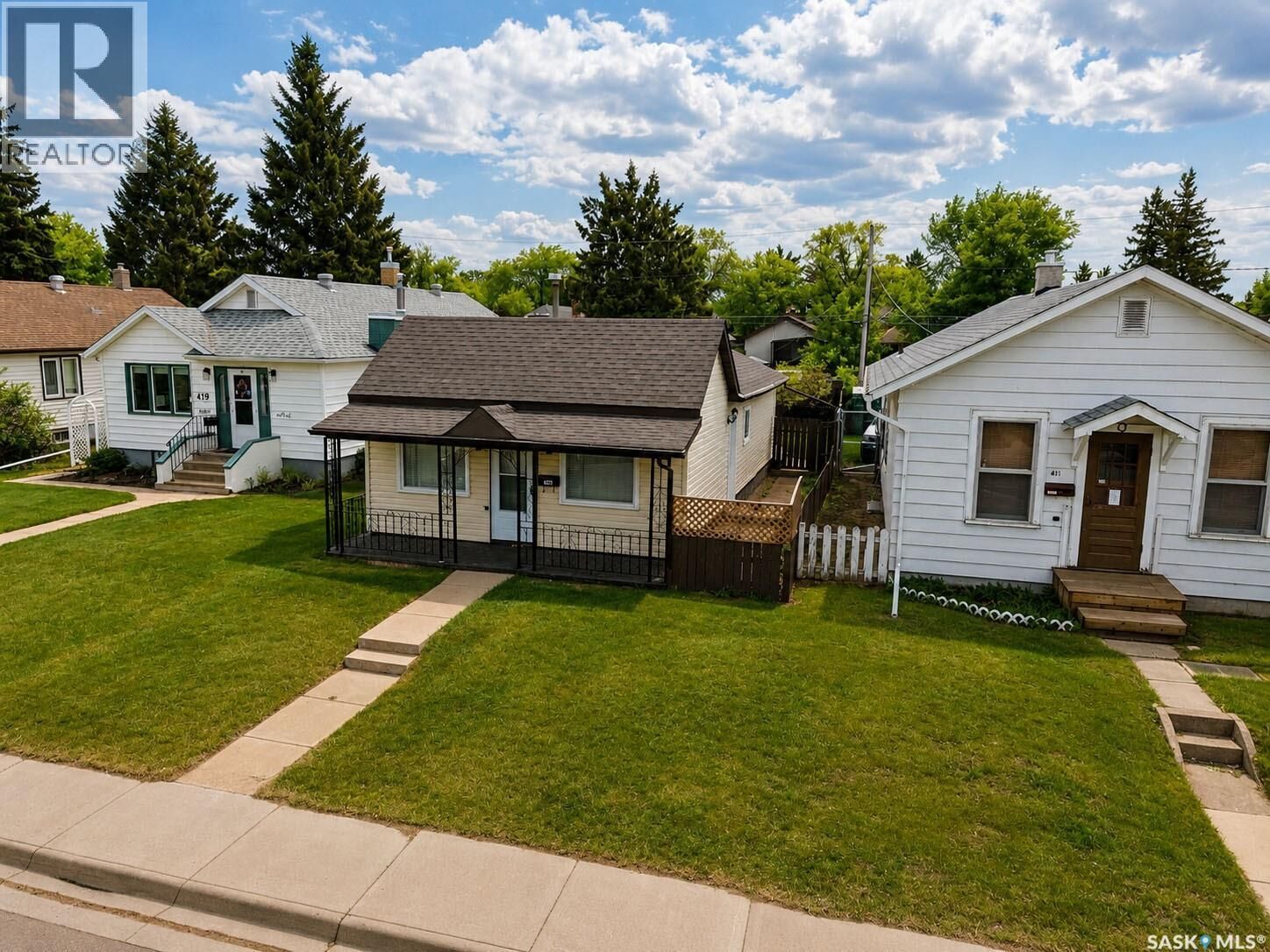 Property Photo:  415 8th Street E  SK S6V 0V8 