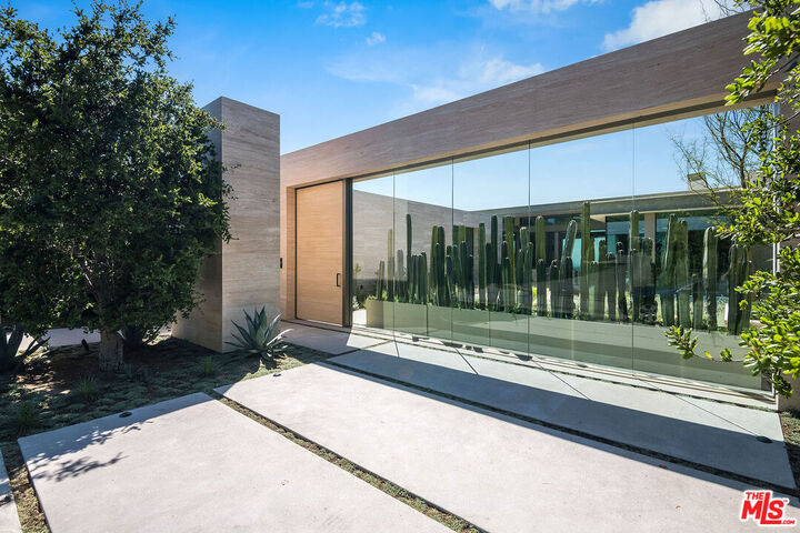 Property Photo:  9016 Thrasher Ave  CA 90069 