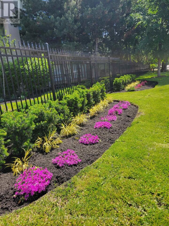 Property Photo:  75 King Street East Ph2  ON L5A 4G5 