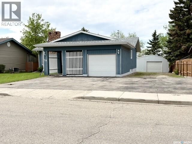 Property Photo:  70 Clarewood Crescent  SK S3N 2V2 