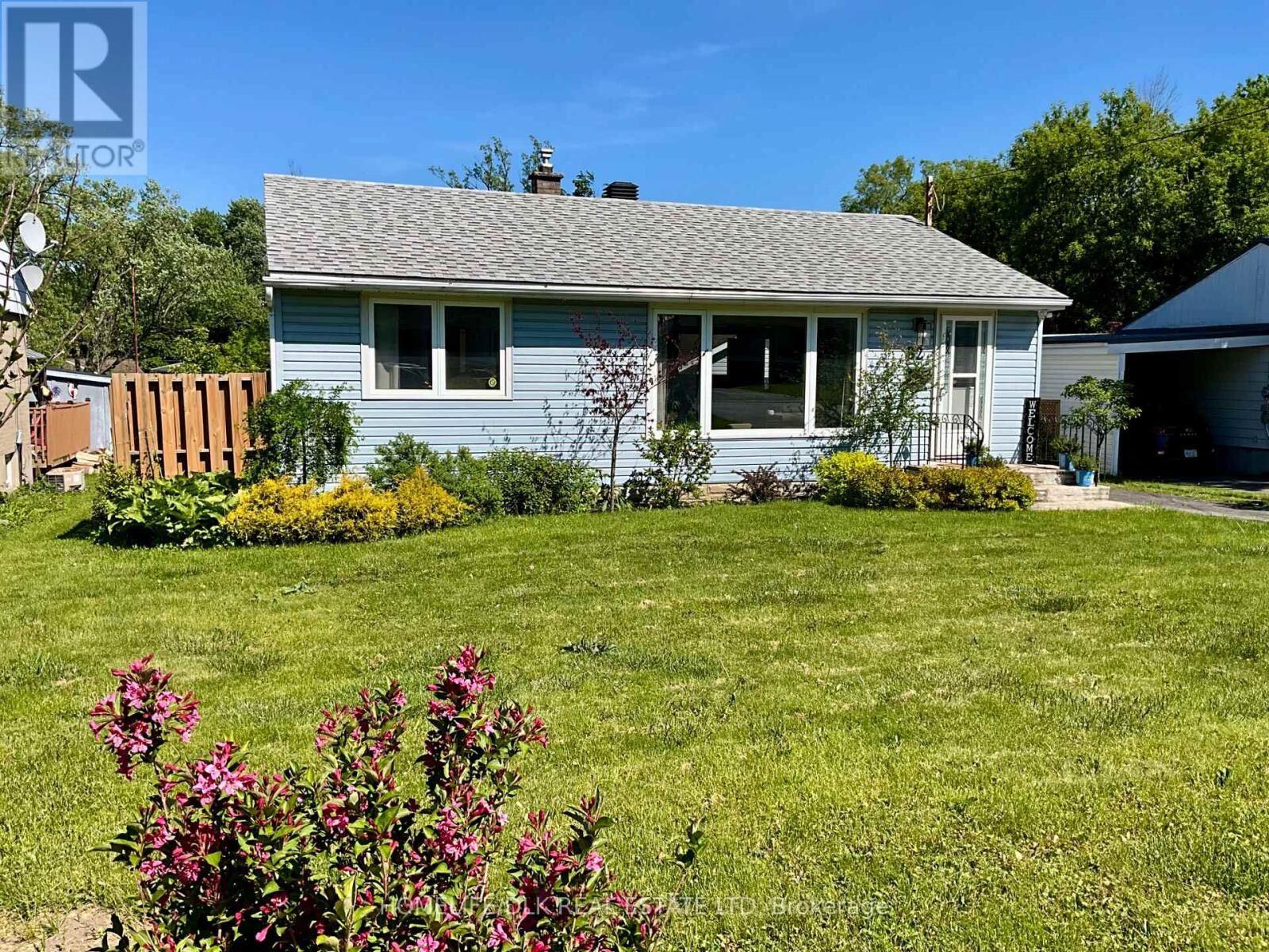 Property Photo:  82 Brookview Crescent  ON K6V 4P2 