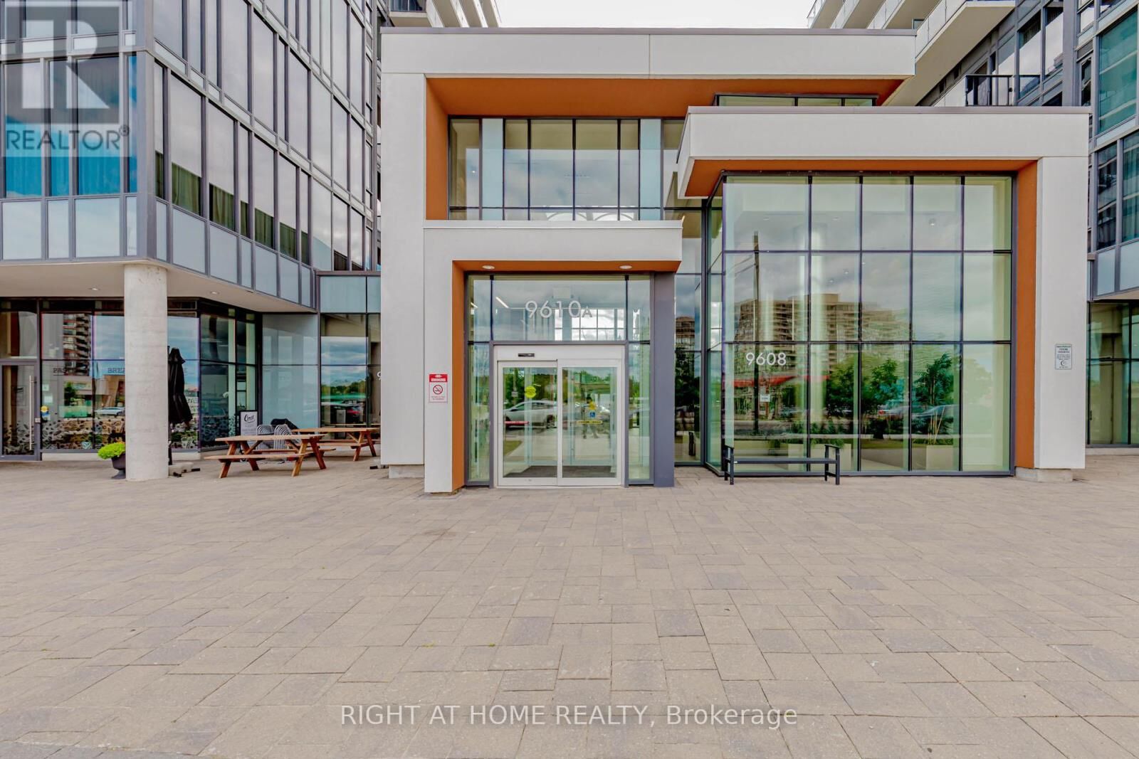 Property Photo:  9608 Yonge Street 1603  ON L4C 0X4 