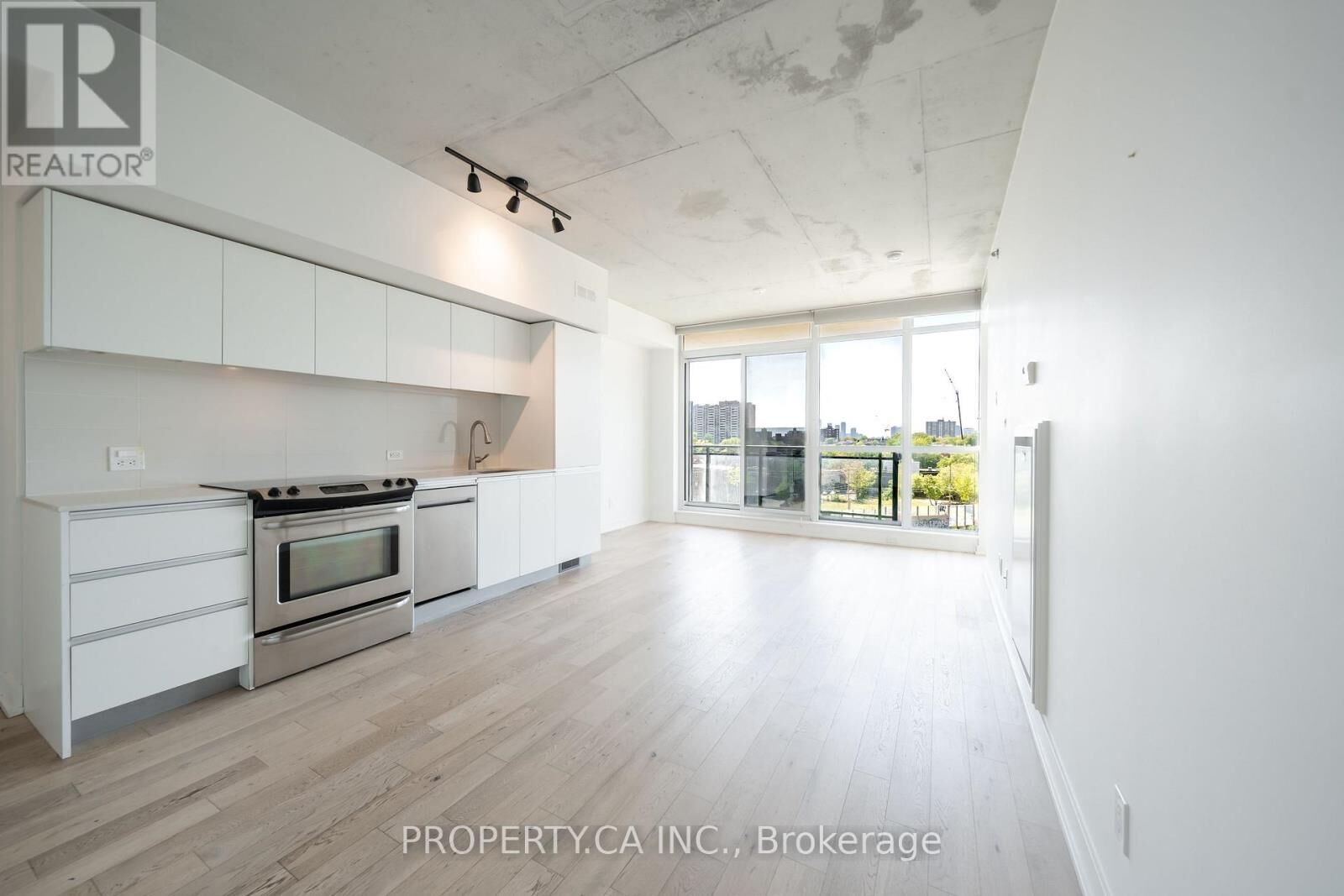 Property Photo:  20 Minowan Miikan Lane 711  ON M6J 0E5 