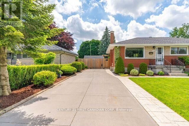 Property Photo:  216 Irving Place Lower  ON N5V 2H9 