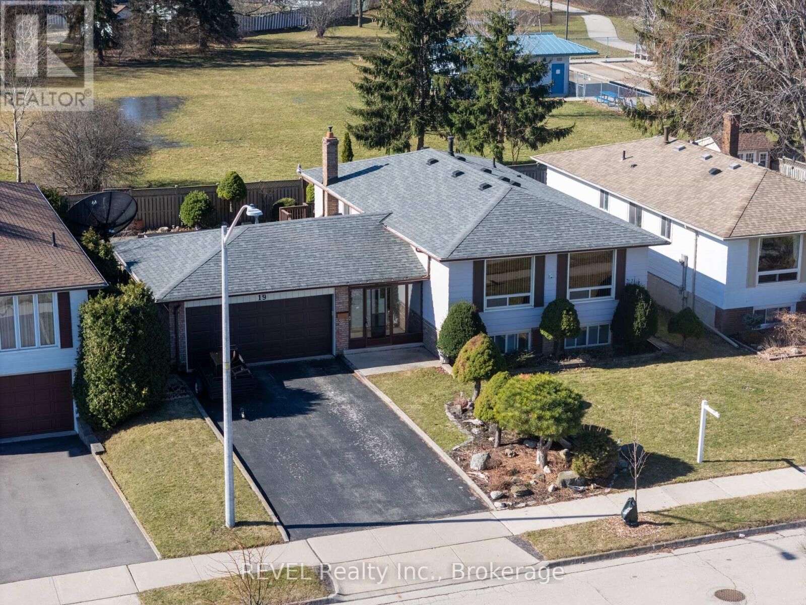 Property Photo:  19 Lynwood Drive  ON L8E 3E7 