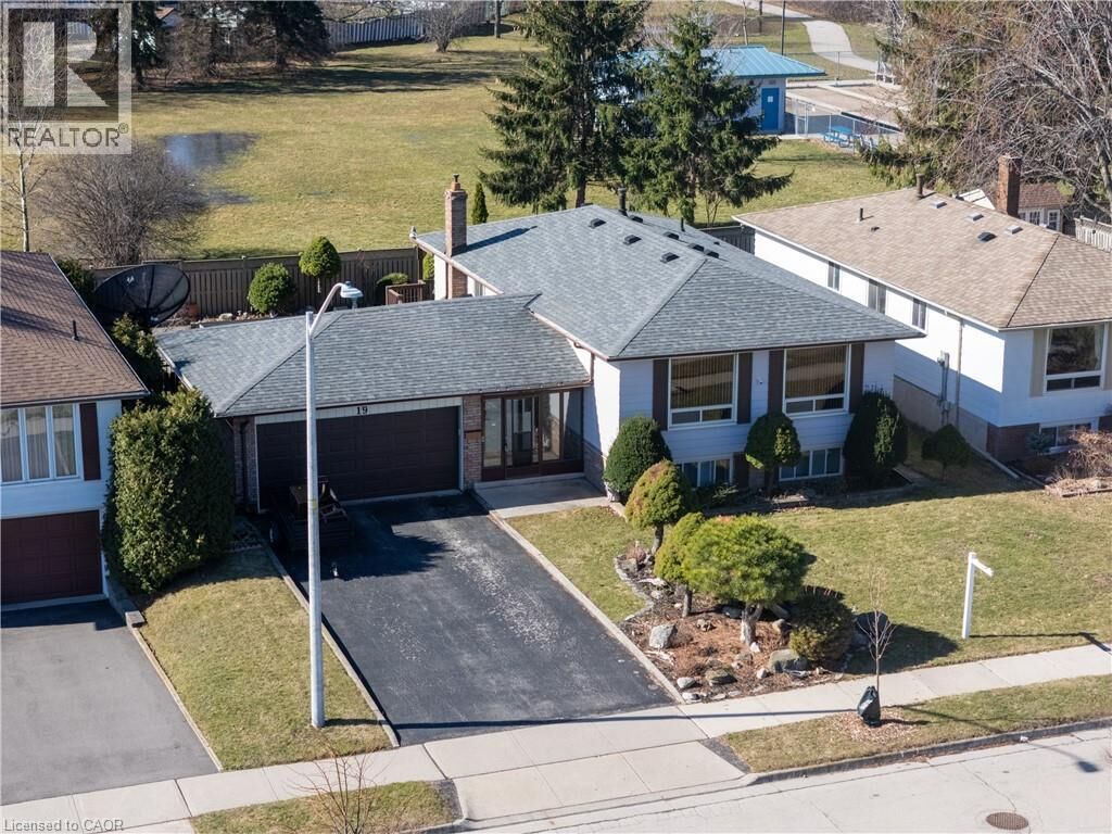 Property Photo:  19 Lynwood Drive  ON L8E 3E7 
