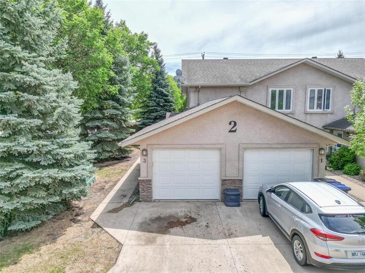 Property Photo:  2 Sprucewoods Place  MB R7B 0N5 