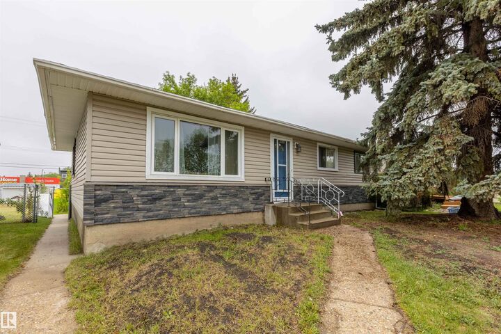 Photo de la propriété:  9908 99 Street  AB T8R 1G5 