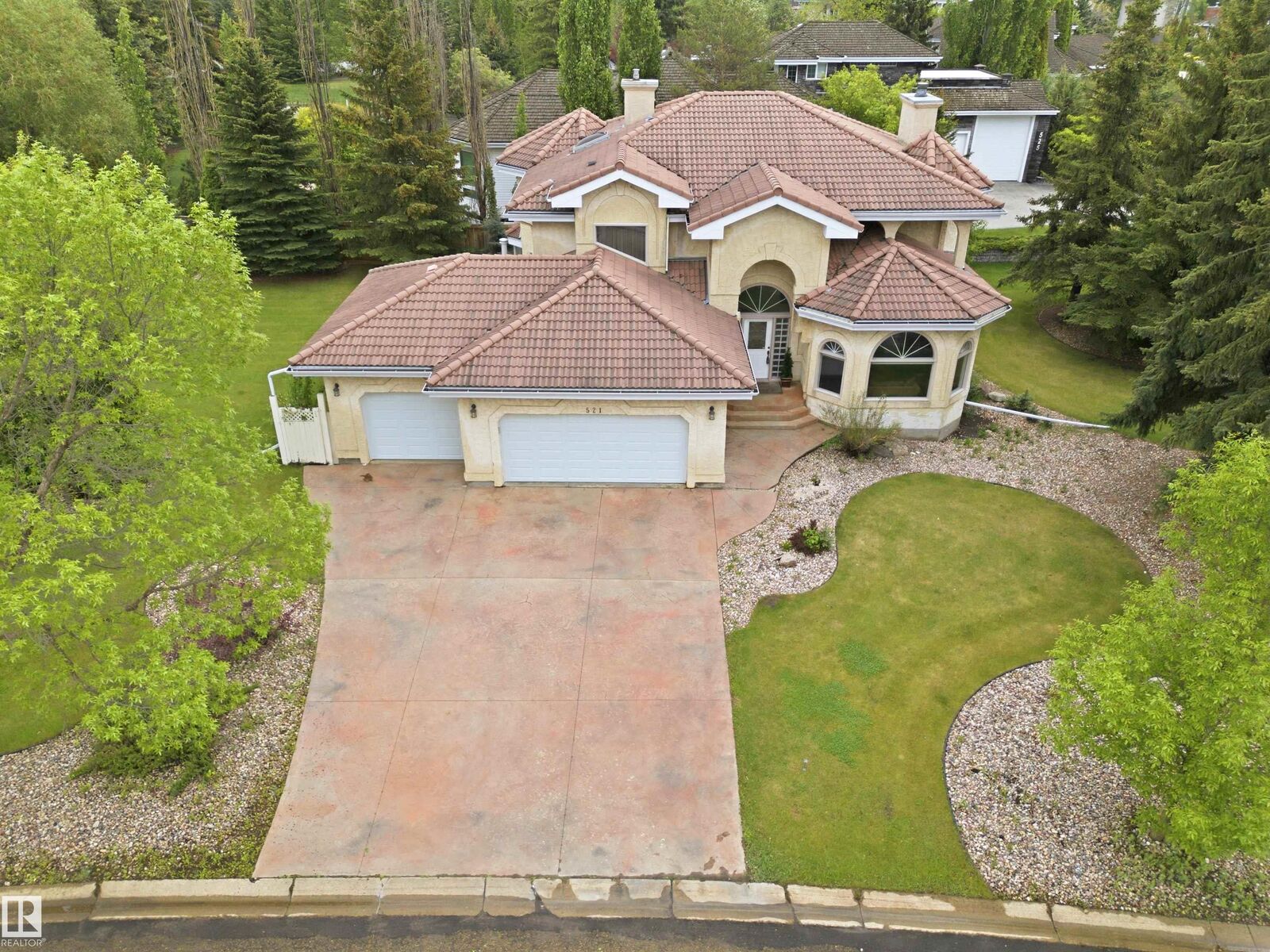 Property Photo: 521 Estate Drive AB T8B 1M2