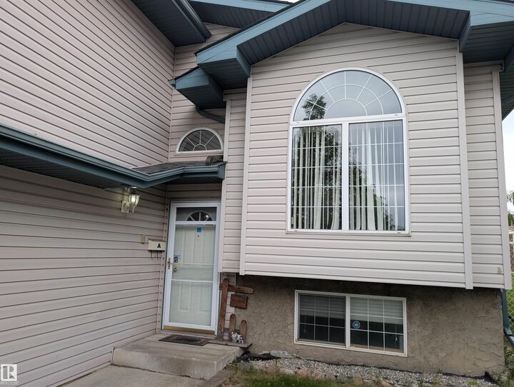 Property Photo:  1113 Hermitage Road NW  AB T5A 5B8 