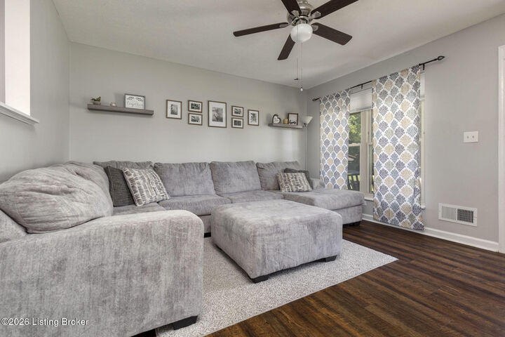 Property Photo:  5904 Paul Revere Ct  KY 40229 