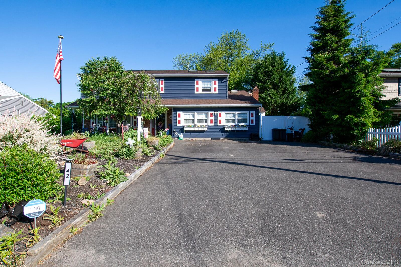 Property Photo:  42 Ludlow Way  NY 11769 