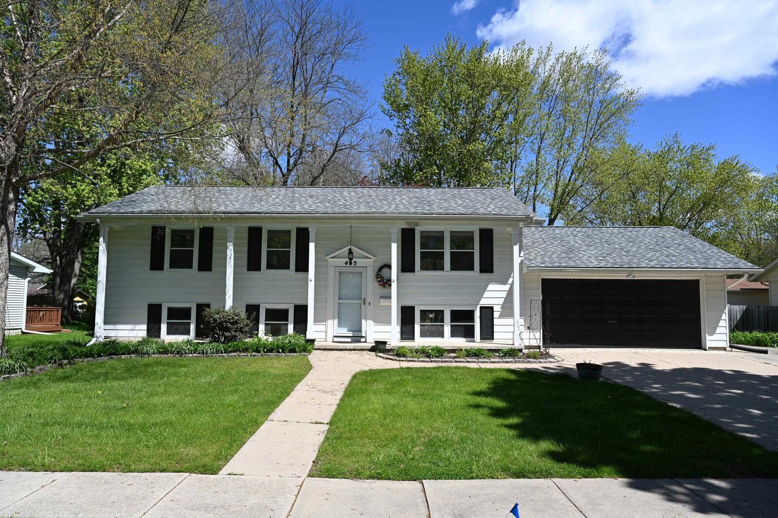 Property Photo:  405 Hollybrook  MI 48642 