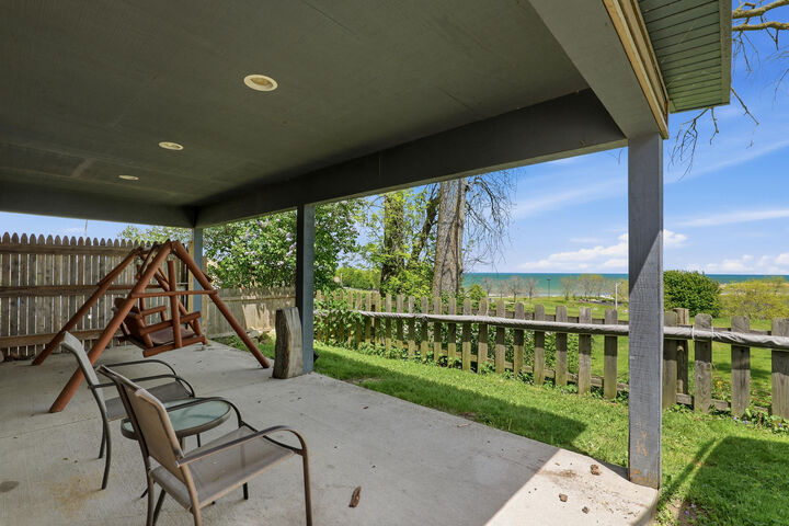Property Photo: 613 N 4th St WI 54220