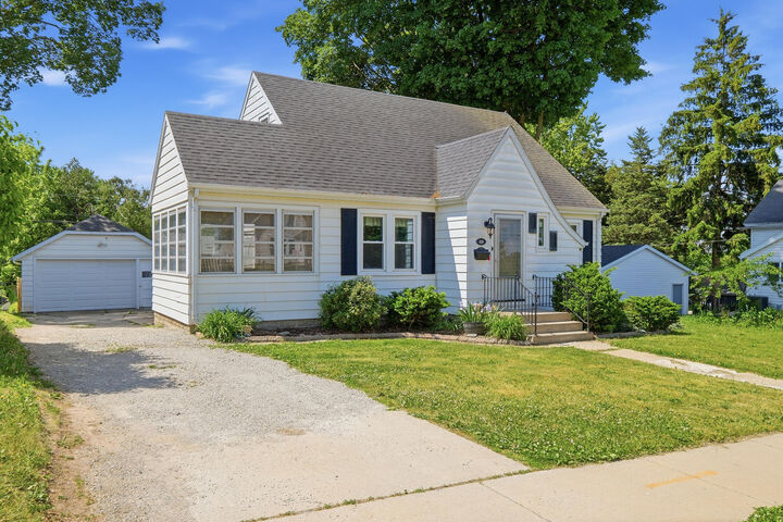 Property Photo:  418 E Racine St  WI 53549 