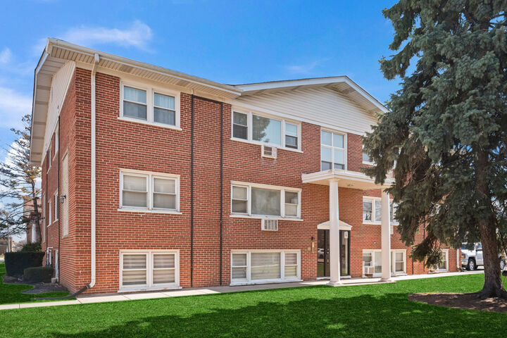 Property Photo: 10121 Hartford Court 1B IL 60176