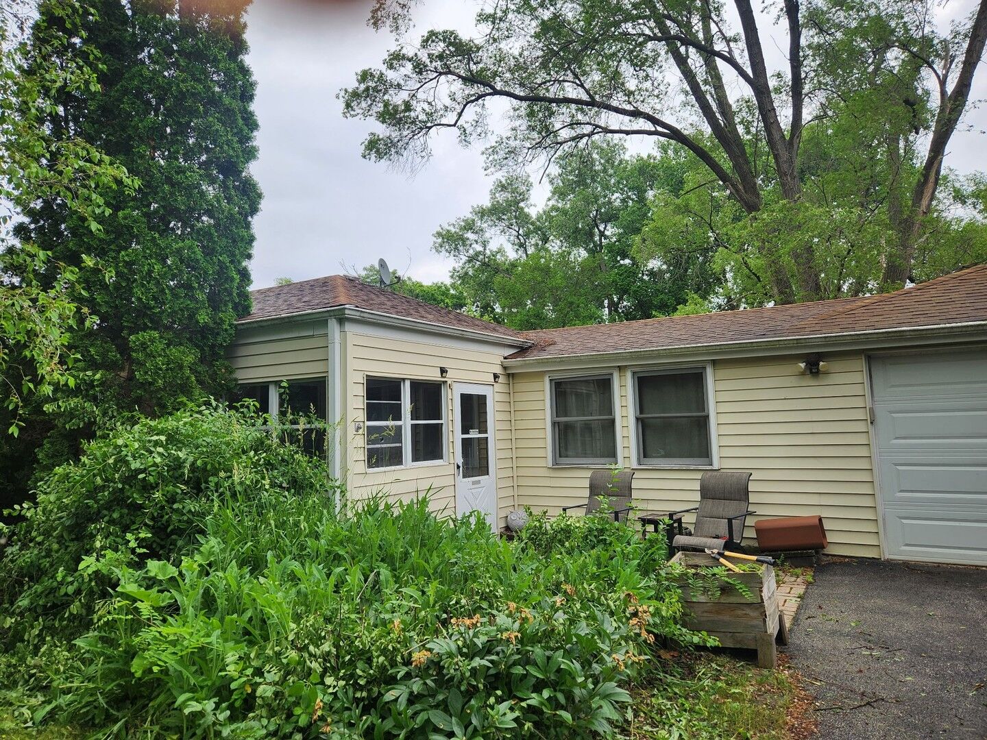 Property Photo:  1007 Highmoor Road  IL 60148 