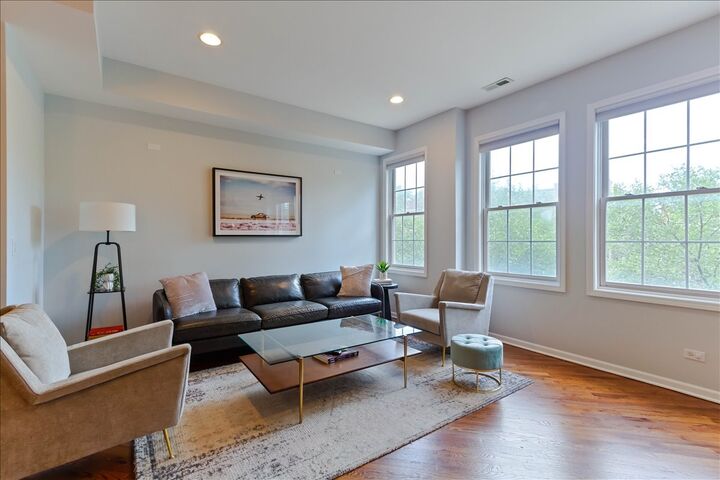 Property Photo:  7028 N Ridge Boulevard 2S  IL 60645 