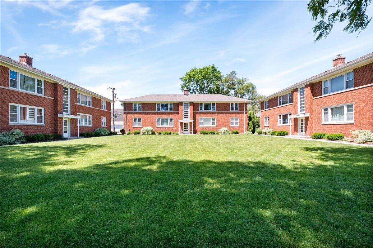 Property Photo: 12 N Home Avenue 2W IL 60068