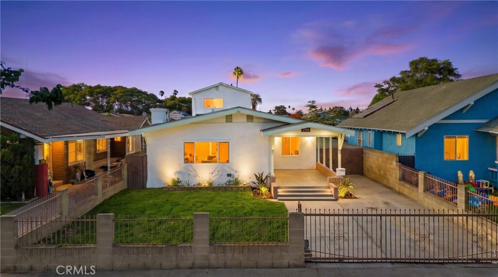 Property Photo:  1933 W 43rd Place  CA 90062 