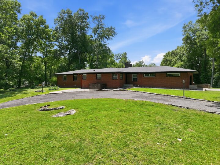 Property Photo:  412 S Valley Rd  TN 37160 