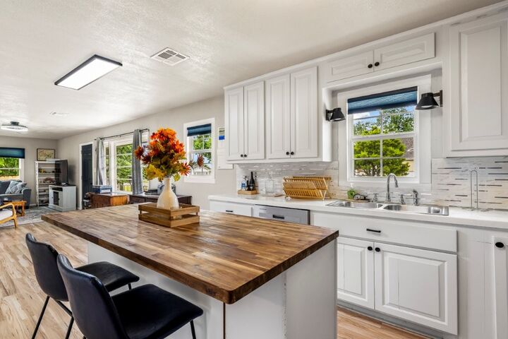 Property Photo:  1606 W Cypress Street  AR 72758 