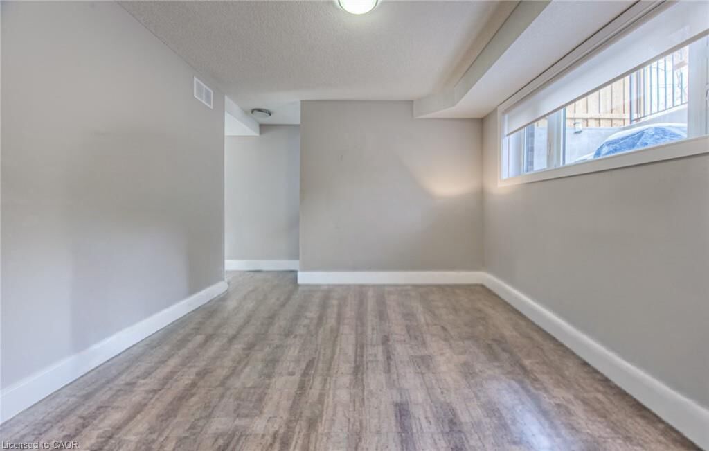 Property Photo:  54 Bridge Street W 1  ON N2K 0G4 