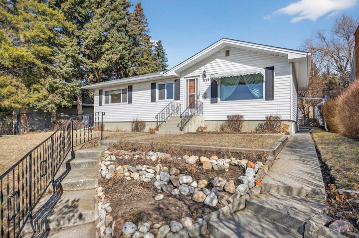 Property Photo:  1124 31 Avenue NW  AB T2K 0A9 