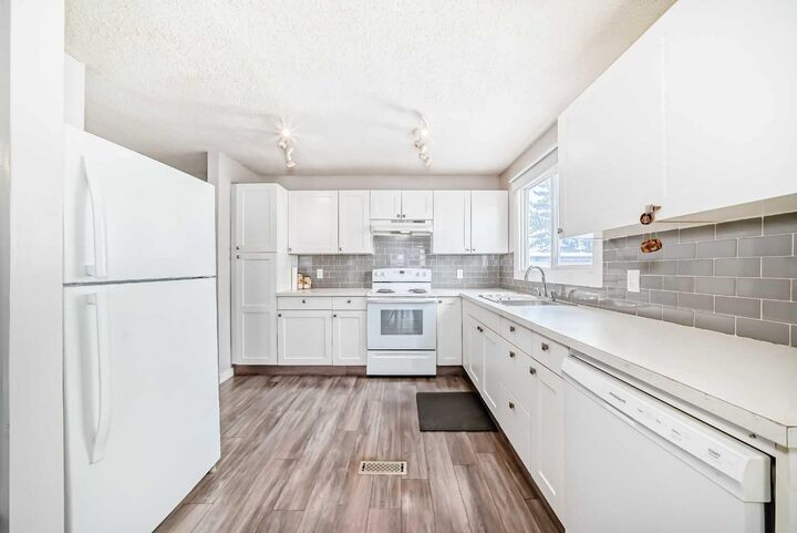 Property Photo:  3745 Fonda Way SE 25  AB T2A 5W7 