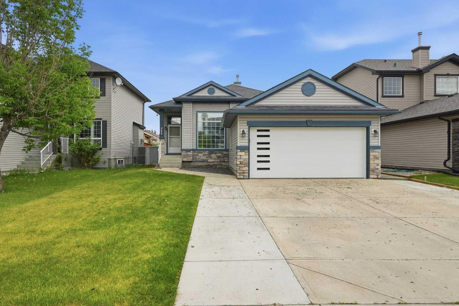 Property Photo:  209 Oakmere Close  AB T1X 1L1 