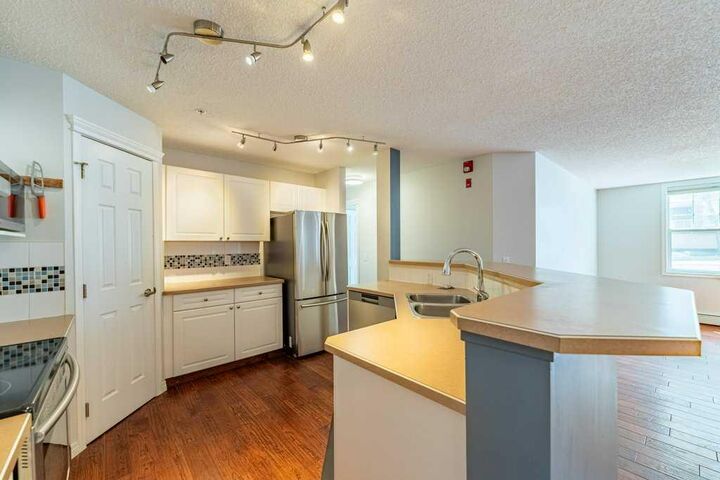 Property Photo:  2212 34 Avenue SW 3  AB T2T 2C6 