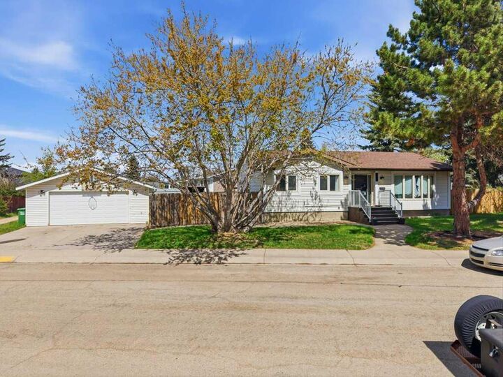 Property Photo:  124 Martin Close  AB T4R 1R8 