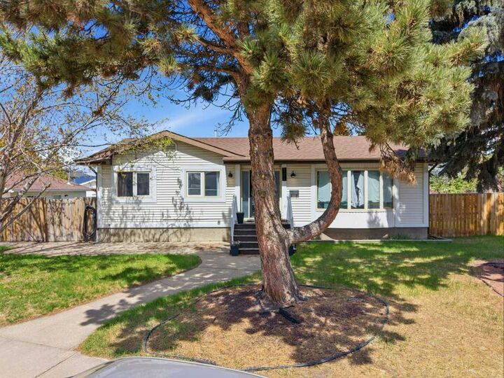 Property Photo: 124 Martin Close AB T4R 1R8