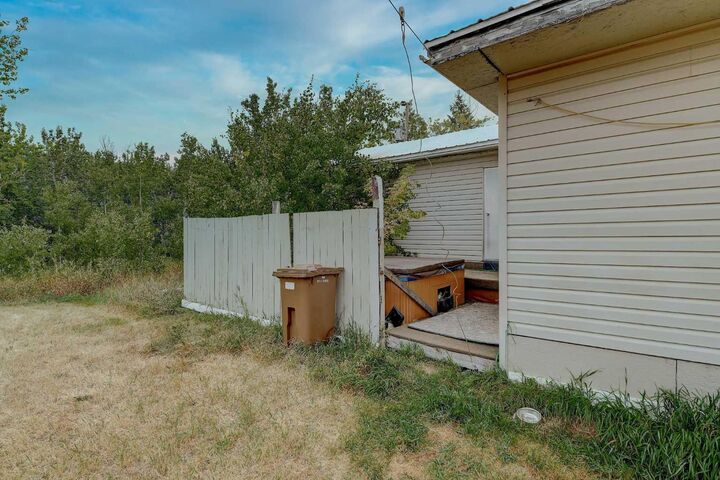 Property Photo:  53054 Township Road 712 5  AB T8X 4A1 