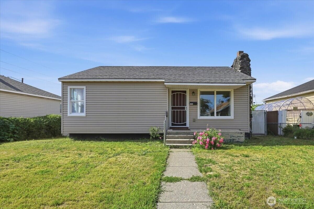 Property Photo: 1324 E Kiernan Avenue WA 99207
