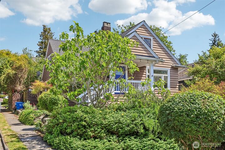 Property Photo: 3920 Ashworth Avenue N WA 98103