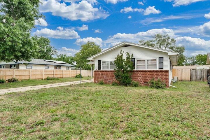 Property Photo: 1410 W Dallas St KS 67217-2314