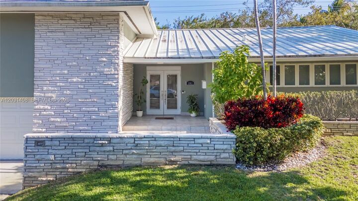 Property Photo:  301 E Shore Dr E 301  FL 33133 