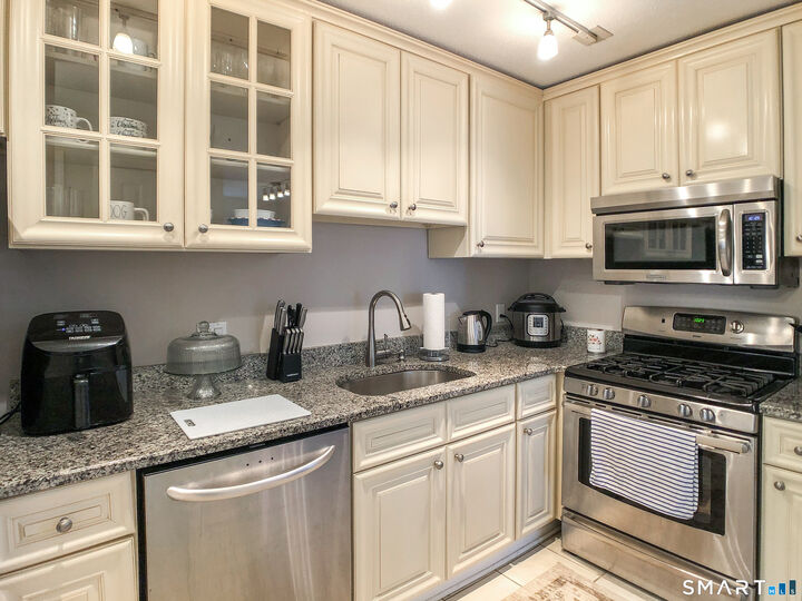 Property Photo: 1 Glenrock 1 CT 06850