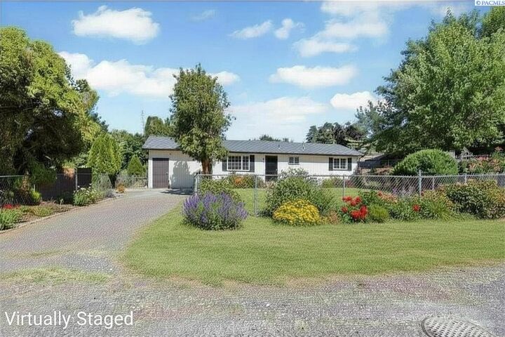 Property Photo: 1034 Gum St WA 99350