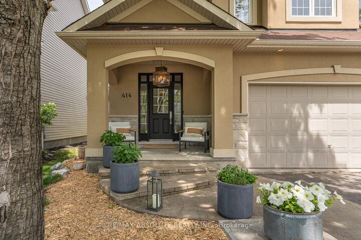 Property Photo: 414 Landswood Way ON K2S 0A3